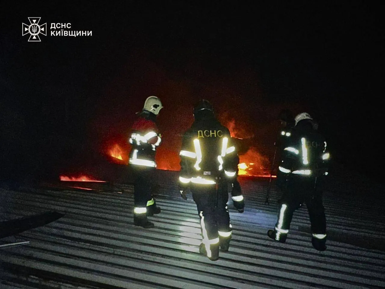 У Фастові внаслідок російської атаки виникла масштабна пожежа: у ДСНС Київщини розповіли подробиці. Фото