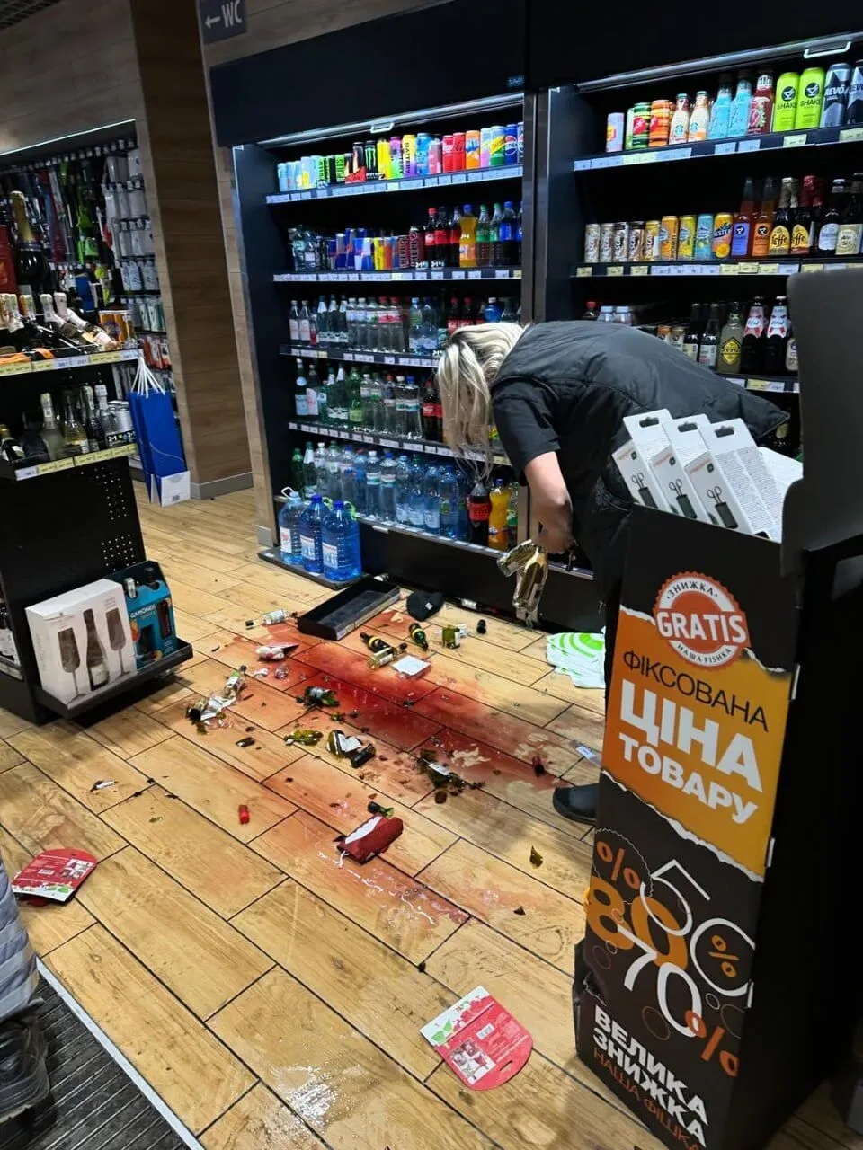 "Ця вседозволеність має бути покарана!" Молодь "зі звʼязками" напала на національний ансамбль та вимагала відвезти їх за кордон: реакція поліції