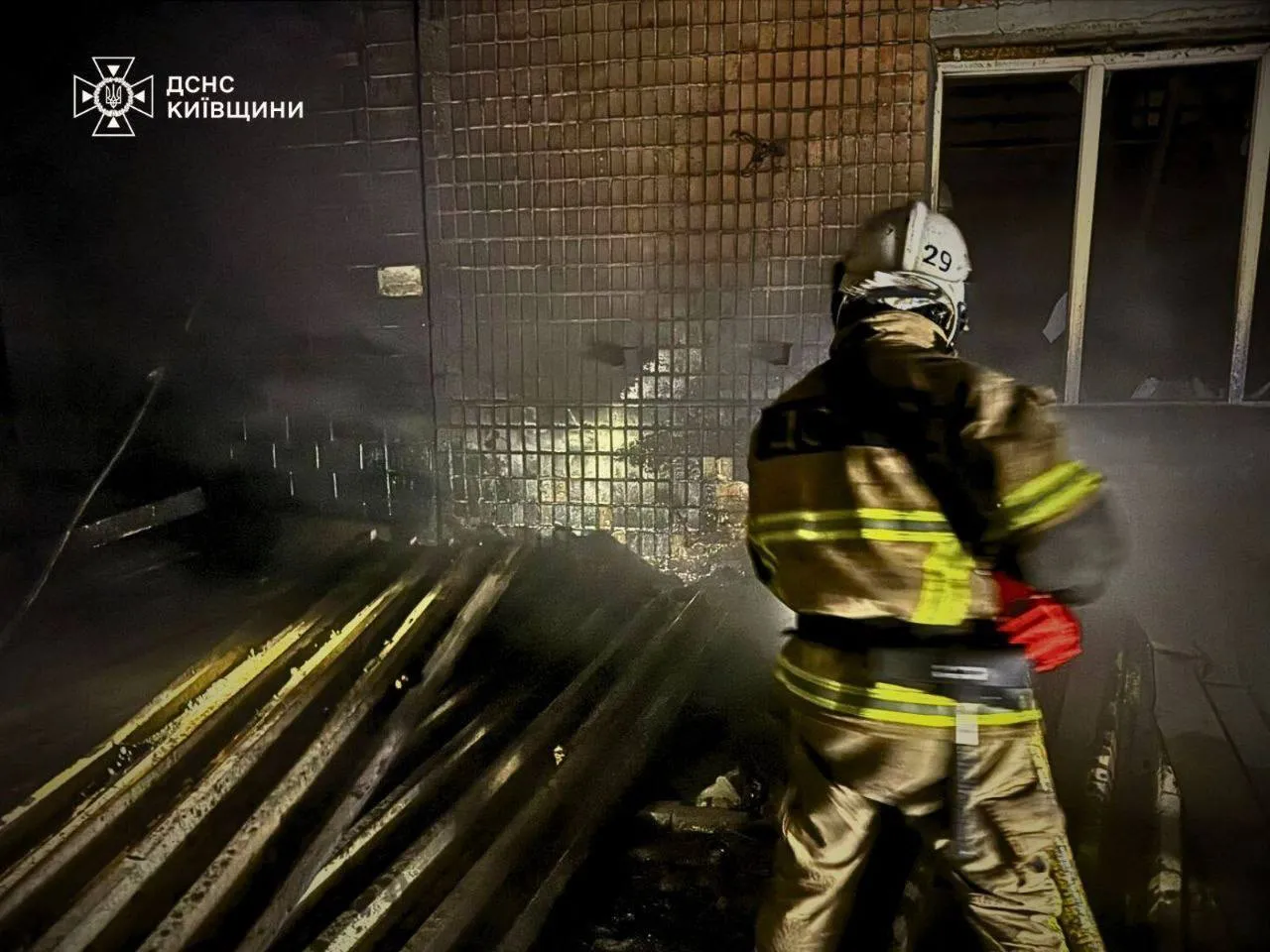 У Фастові внаслідок російської атаки виникла масштабна пожежа: у ДСНС Київщини розповіли подробиці. Фото
