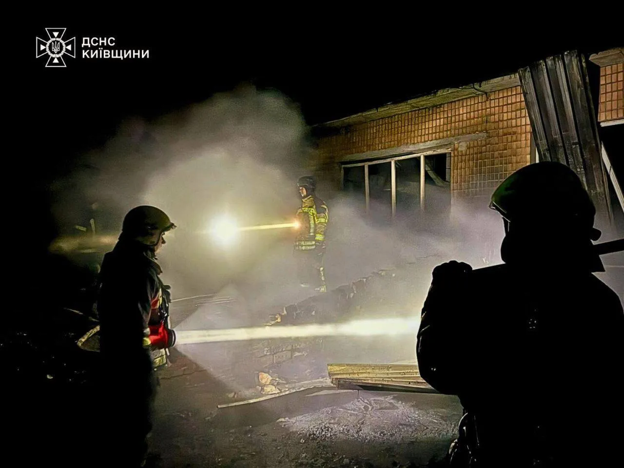 У Фастові внаслідок російської атаки виникла масштабна пожежа: у ДСНС Київщини розповіли подробиці. Фото