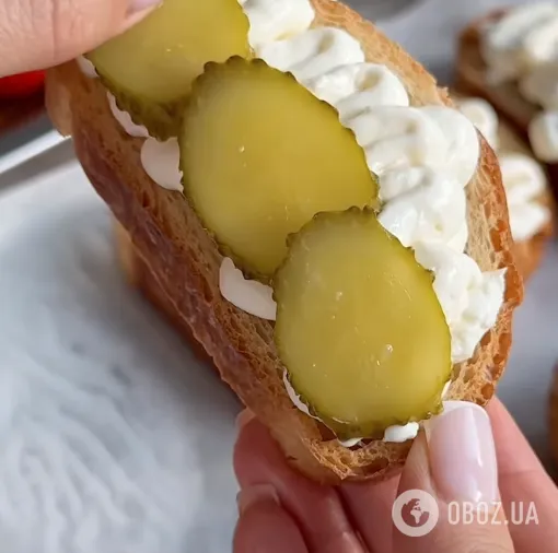 Бутерброды со шпротами по-новому: рецепт популярной закуски для новогоднего стола