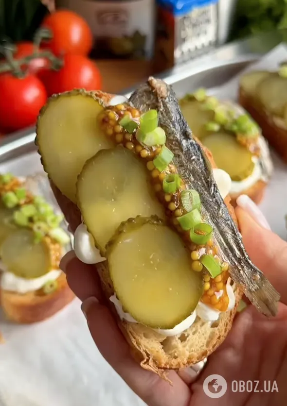 Бутерброды со шпротами по-новому: рецепт популярной закуски для новогоднего стола