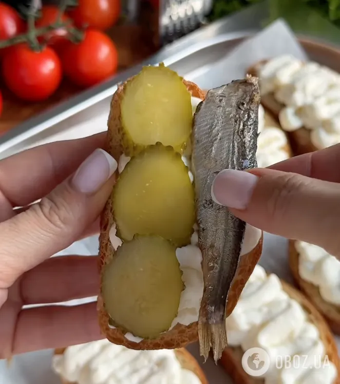 Бутерброды со шпротами по-новому: рецепт популярной закуски для новогоднего стола