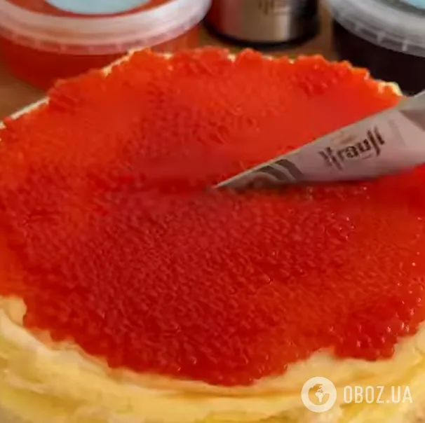 Закусочний млинцевий торт зі смачною начинкою для новорічного столу: найпростіший рецепт