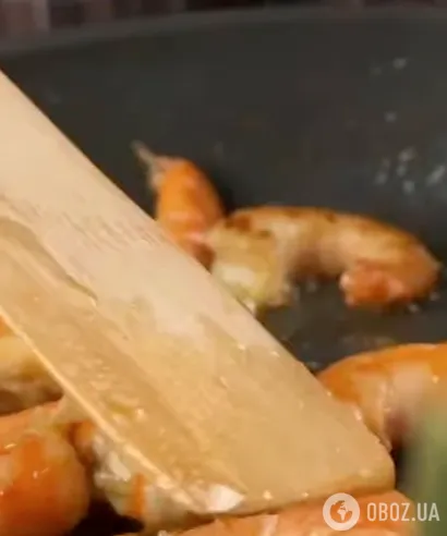 Легкий салат із зелені та креветок для новорічного столу: найпростіший рецепт страви за 10 хвилин