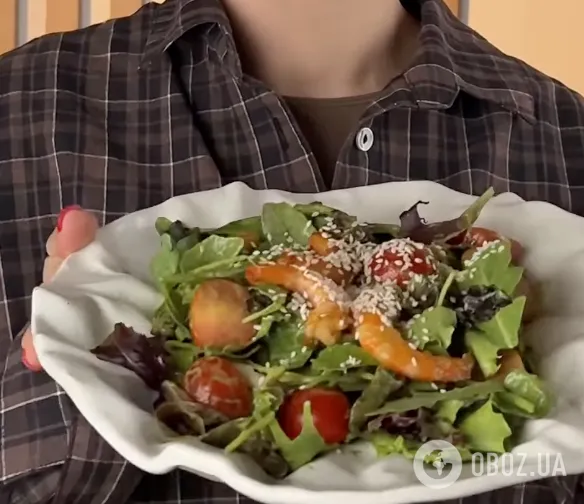 Легкий салат із зелені та креветок для новорічного столу: найпростіший рецепт страви за 10 хвилин