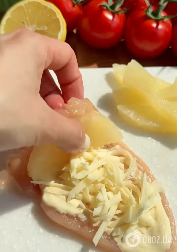 Соковиті та смачні рулетики з філе із сирно-ананасовою начинкою: рецепт смачної м'ясної закуски