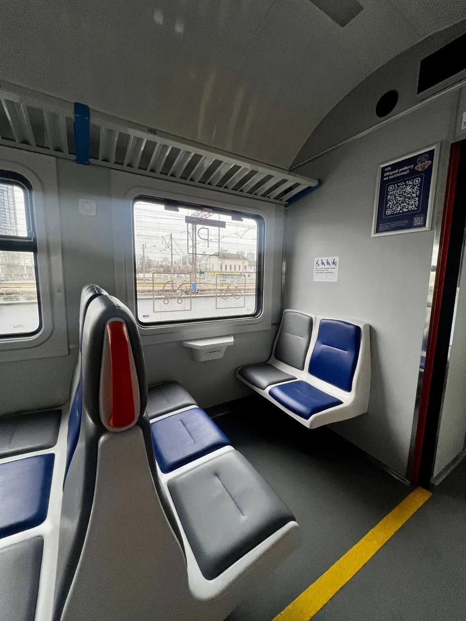 Який вигляд має оновлений поїзд усередині