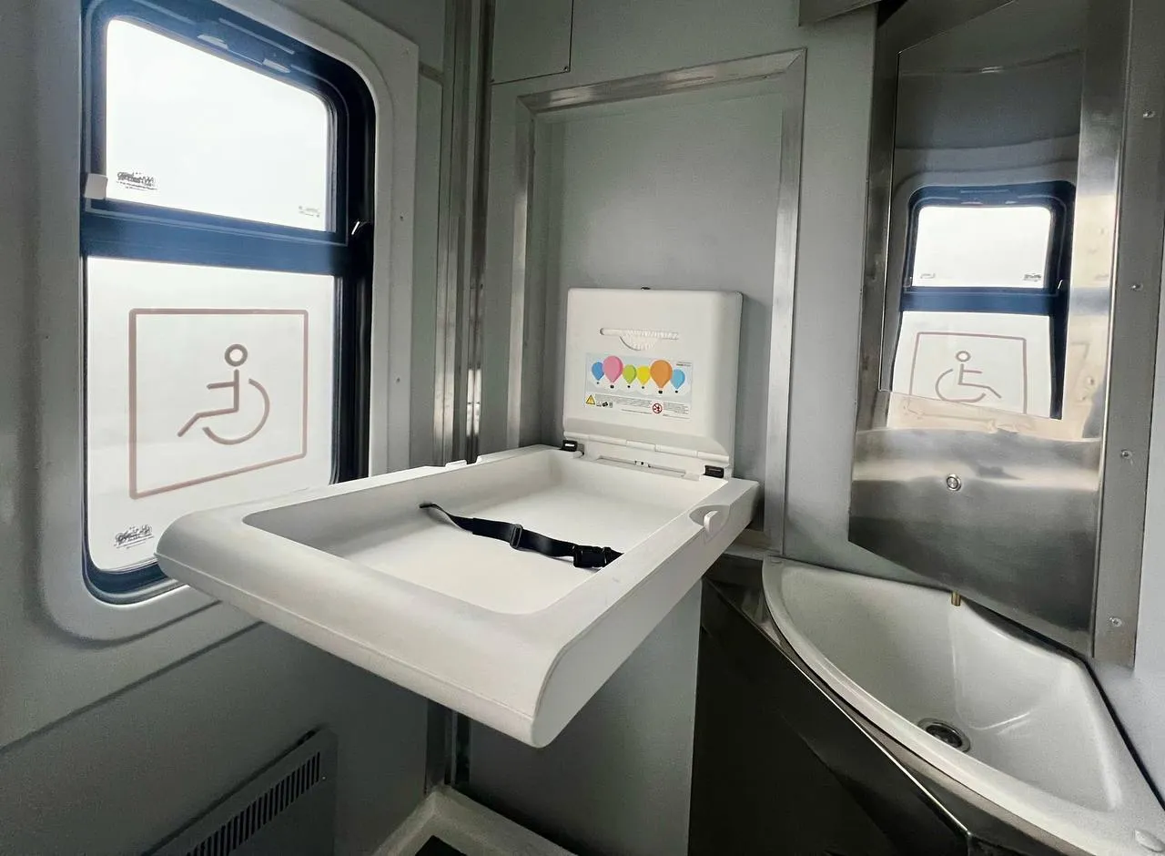 Поїзд обладнано сповивальними столиками