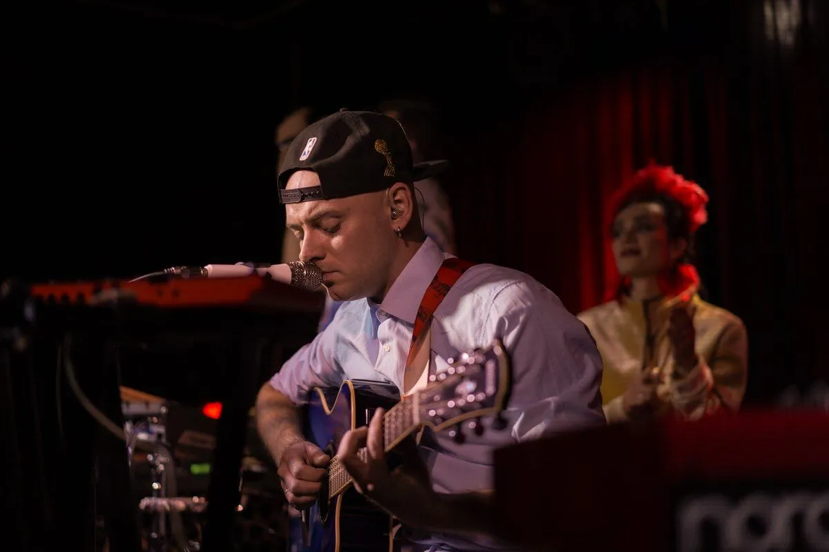 Містичний знак для коханої, сюрприз батькам і повідомлення з лікарні: дружина, друзі та колеги – про останні дні музиканта Михайла Клименка