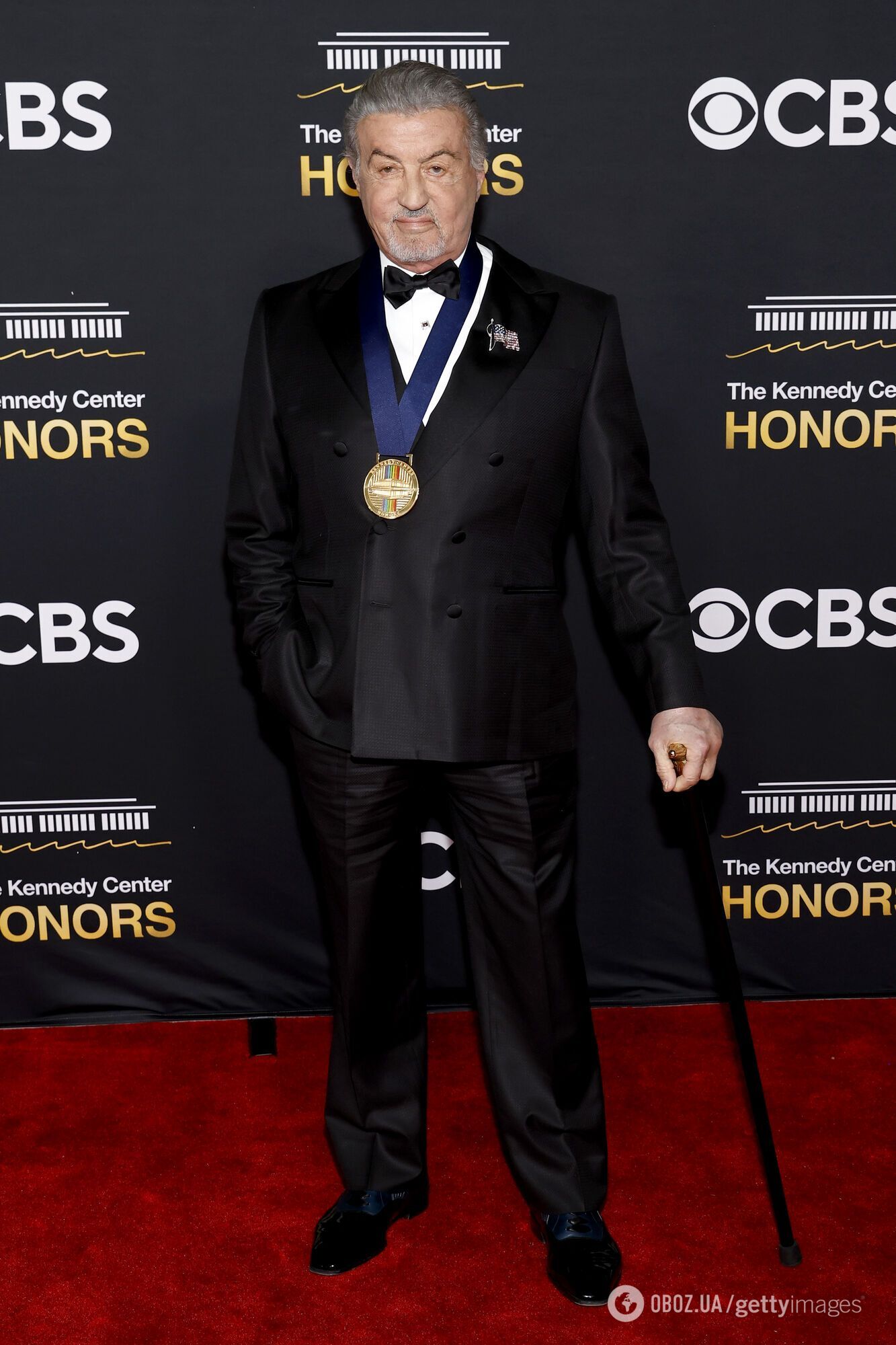 79-річний Сильвестр Сталлоне вперше вийшов на червону доріжку з тростиною та налякав фанатів: що з ним сталося