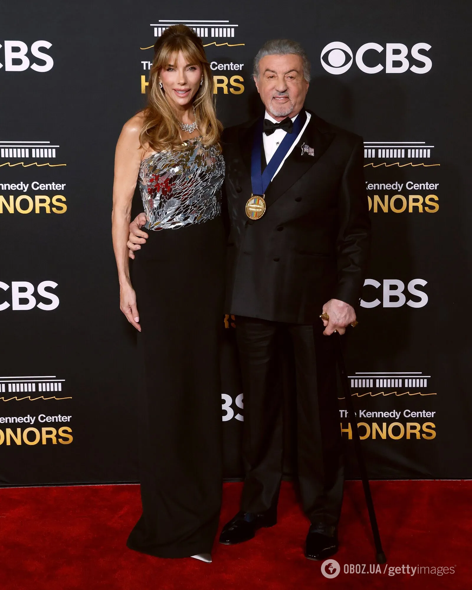 79-річний Сильвестр Сталлоне вперше вийшов на червону доріжку з тростиною та налякав фанатів: що з ним сталося