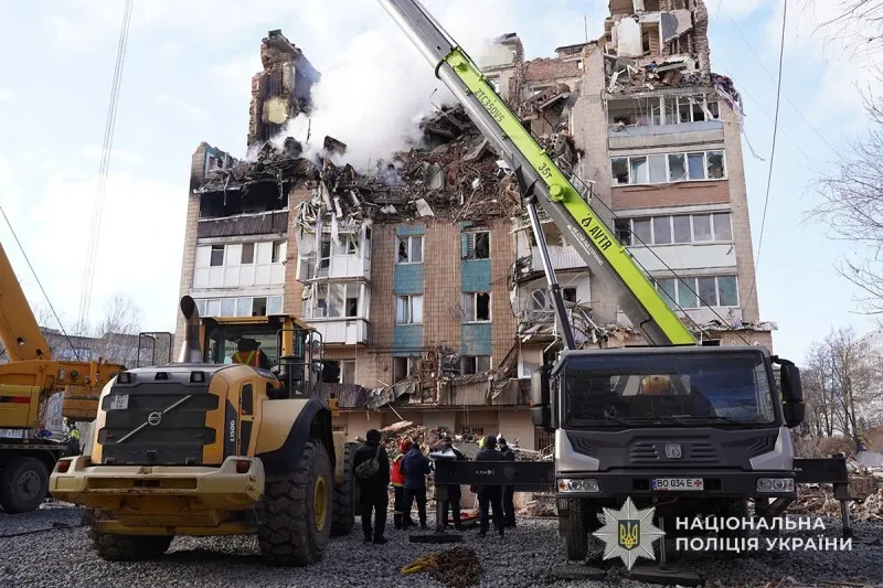 Вважалася зниклими безвісти: у Тернополі із завалів зруйнованої російською ракетою 9-поверхівки дістали тіла ще двох людей. Фото