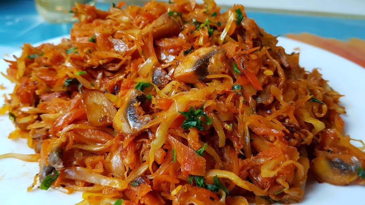 Тушкована капуста з грибами