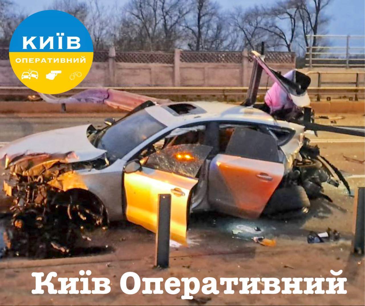 Отбойник пробил машину насквозь: в Киеве из-за ДТП полностью перекрыто движение по мосту Метро, есть пострадавшие. Фото