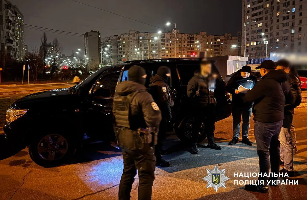 В Киеве двое мужчин сбывали наркотики под видом биодобавок. Подробности и фото