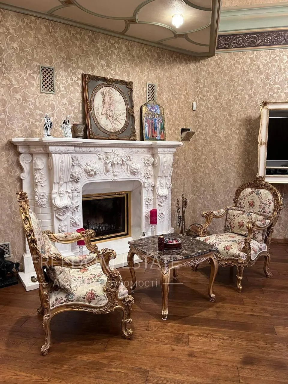 В доме есть камин