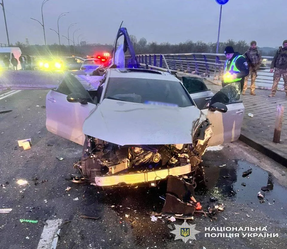 Отбойник пробил машину насквозь: в Киеве из-за ДТП полностью перекрыто движение по мосту Метро, есть пострадавшие. Фото