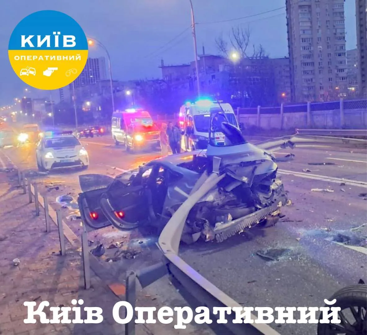 Отбойник пробил машину насквозь: в Киеве из-за ДТП полностью перекрыто движение по мосту Метро, есть пострадавшие. Фото