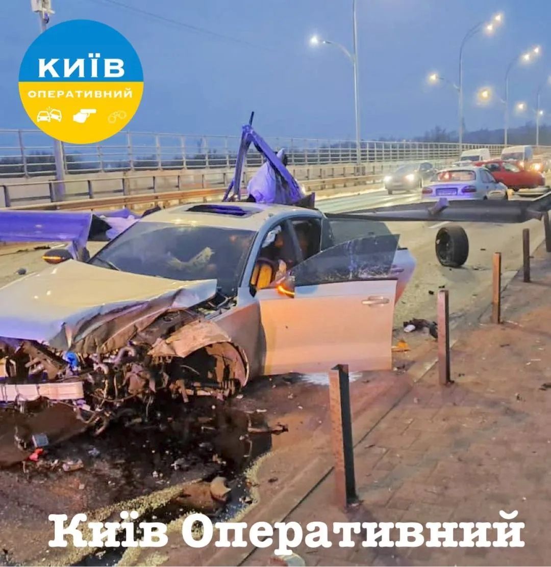Отбойник пробил машину насквозь: в Киеве из-за ДТП полностью перекрыто движение по мосту Метро, есть пострадавшие. Фото