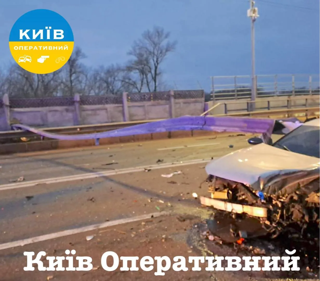 Отбойник пробил машину насквозь: в Киеве из-за ДТП полностью перекрыто движение по мосту Метро, есть пострадавшие. Фото