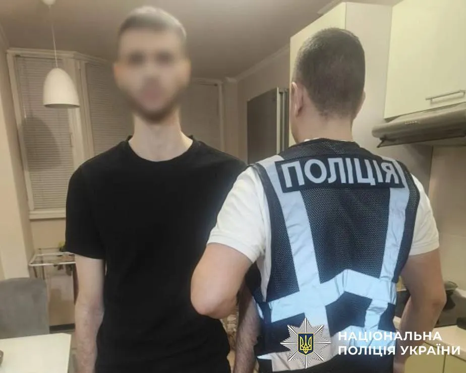 В Киеве двое мужчин сбывали наркотики под видом биодобавок. Подробности и фото