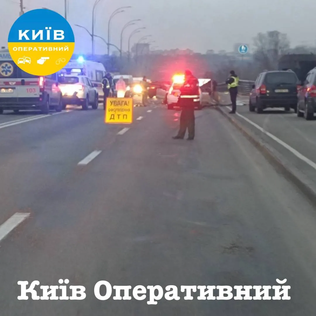 Отбойник пробил машину насквозь: в Киеве из-за ДТП полностью перекрыто движение по мосту Метро, есть пострадавшие. Фото