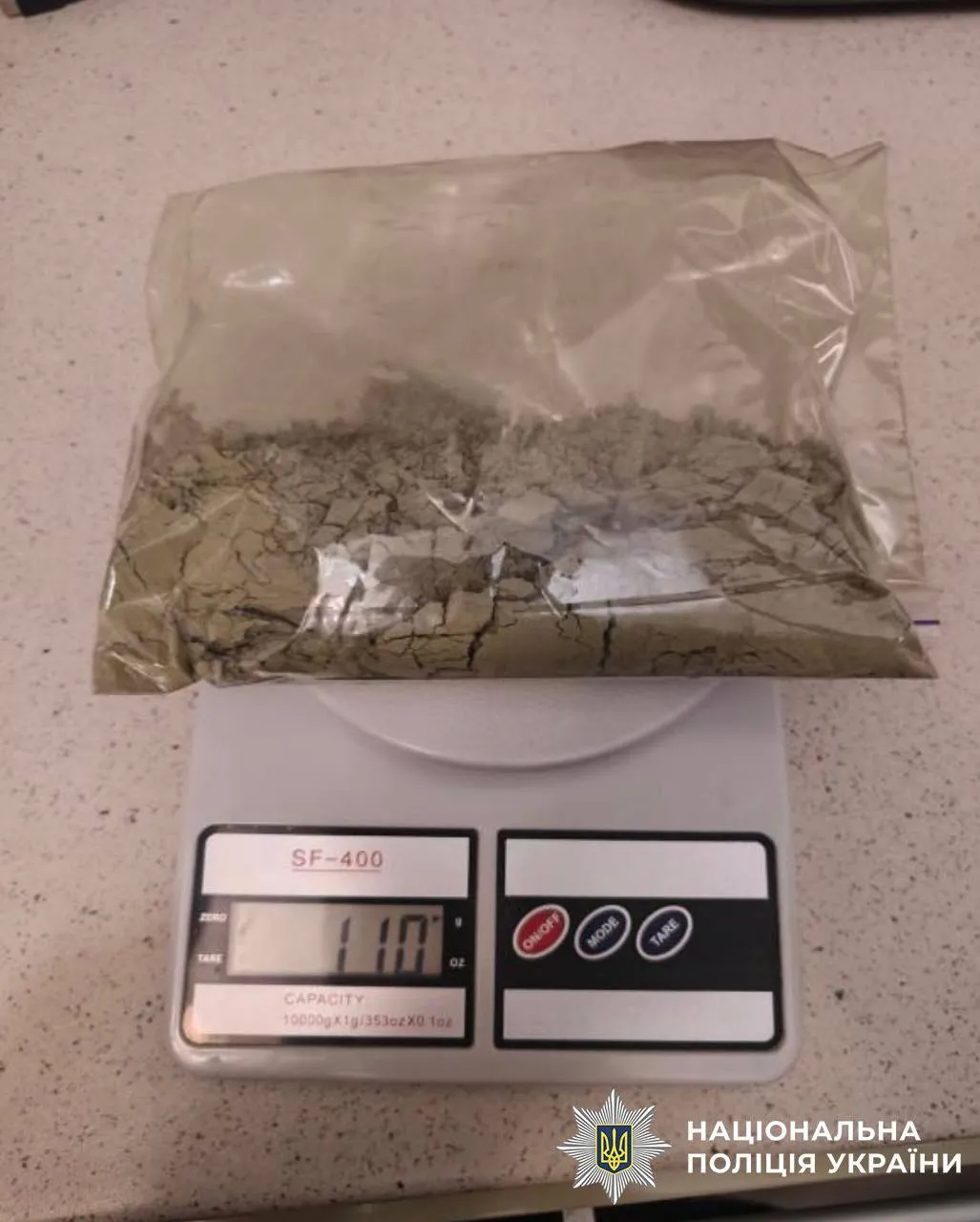 В Киеве двое мужчин сбывали наркотики под видом биодобавок. Подробности и фото