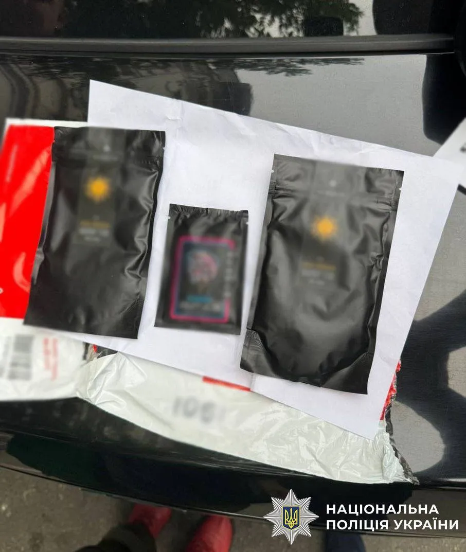 В Киеве двое мужчин сбывали наркотики под видом биодобавок. Подробности и фото