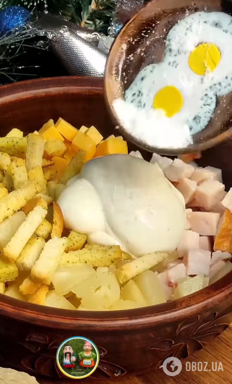 Эффектный салат с чипсами и ананасами для праздничного стола: приготовьте на Новый год