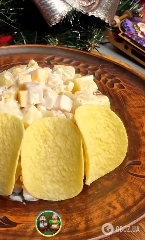 Эффектный салат с чипсами и ананасами для праздничного стола: приготовьте на Новый год