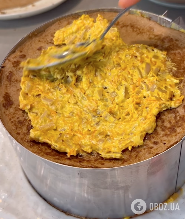 Смачний печінковий торт із грибною начинкою: рецепт ситної закуски для новорічного столу