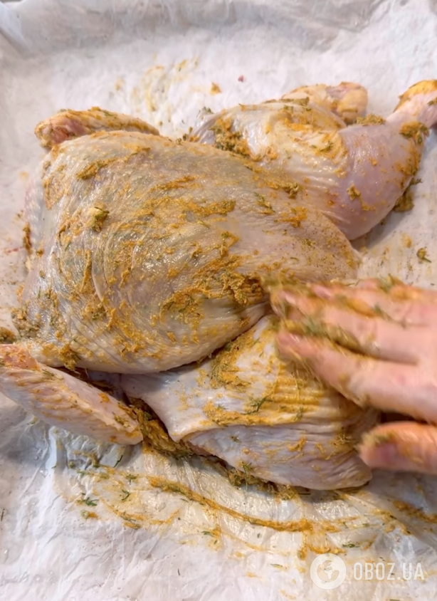 Як правильно запекти курку, щоб вона була соковитою всередині та з хрусткою скоринкою: ділимося рецептом