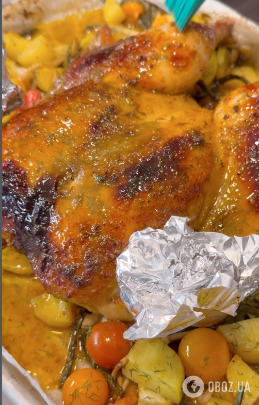 Як правильно запекти курку, щоб вона була соковитою всередині та з хрусткою скоринкою: ділимося рецептом