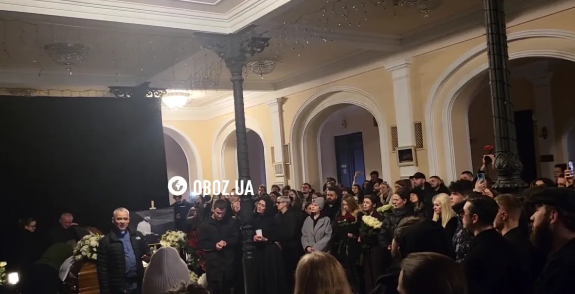 Скорботні фанати ADAM на похороні в унісон заспівали хіт "Танцюй зі мною повільно" та провели Михайла Клименка оплесками. Відео