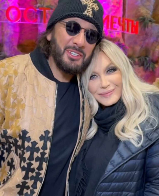 Ви б її не впізнали: як круглолиця брюнетка Повалій перетворилася на "барбі з 90-х" з "унітазними" зубами. Фото тоді і зараз