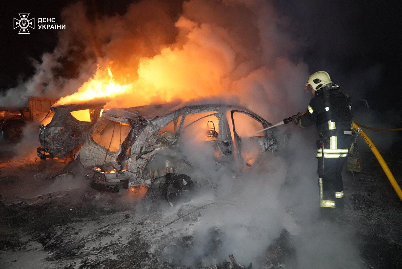В Сумах "Шахед" попал в стоянку возле дома: многие машины повреждены, выбиты окна. Фото и видео