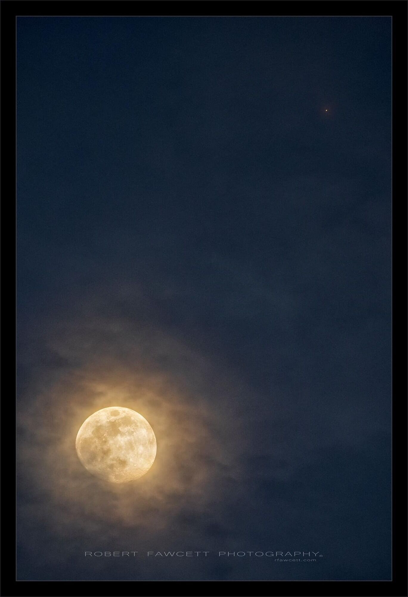 Місяць і Марс влаштували побачення на нічному небі. Фото та відео