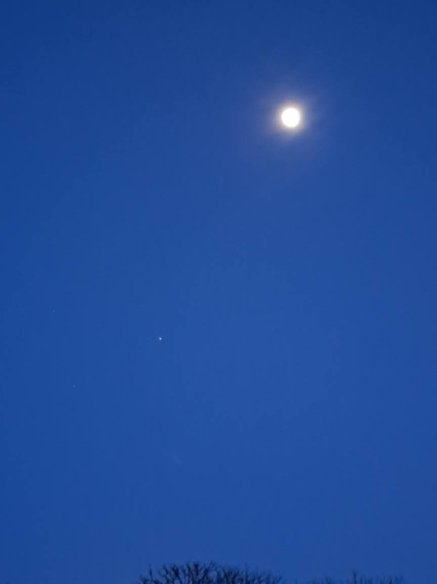 Місяць і Марс влаштували побачення на нічному небі. Фото та відео