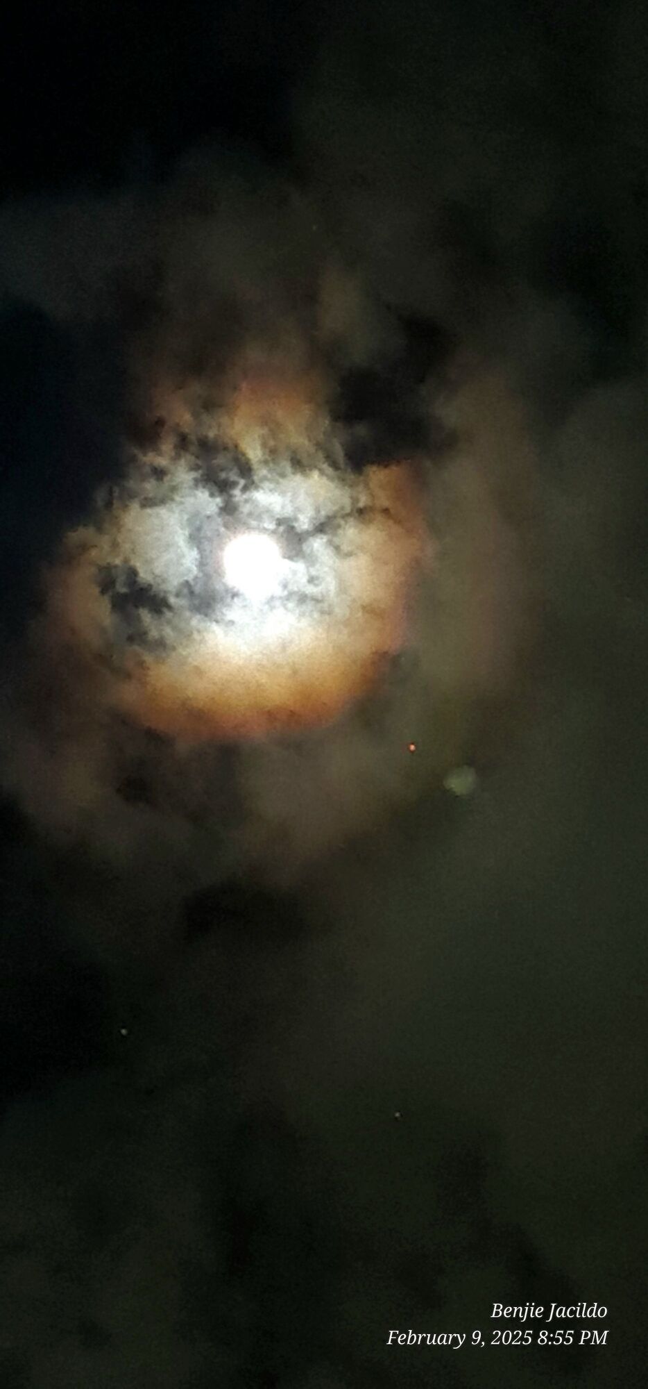 Місяць і Марс влаштували побачення на нічному небі. Фото та відео