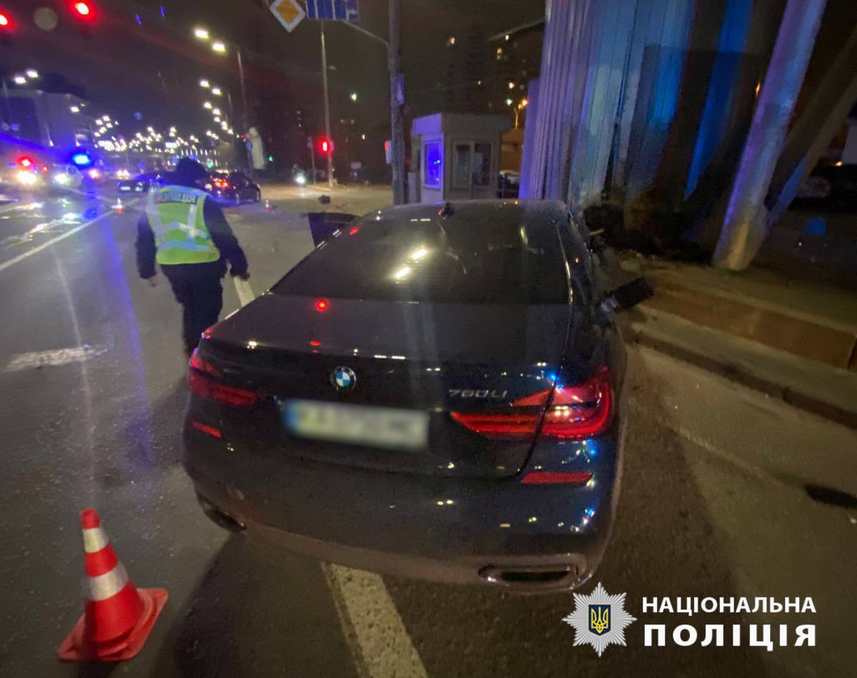 В Киеве BMW на скорости протаранил Mazda: есть пострадавшие, нарушитель был пьян. Фото и подробности