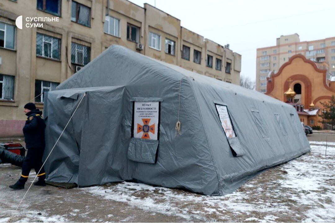 В Сумах "Шахед" попал в стоянку возле дома: многие машины повреждены, выбиты окна. Фото и видео