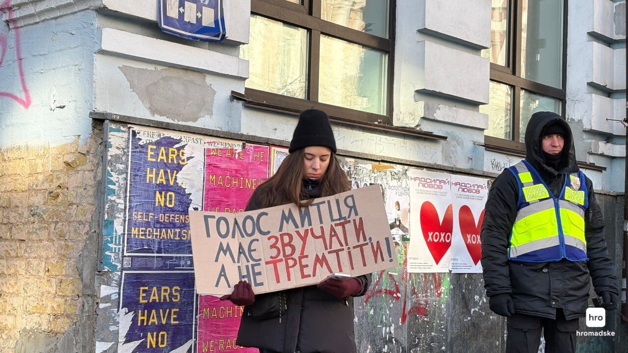 "Ні насиллю": у Києві влаштували акцію із вимогою відсторонити керівника Молодого театру Білоуса. Подробиці, фото та відео