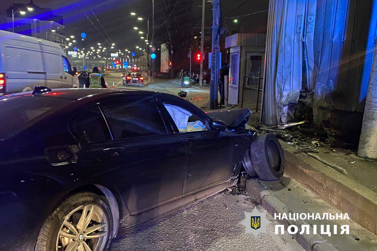 В Киеве BMW на скорости протаранил Mazda: есть пострадавшие, нарушитель был пьян. Фото и подробности