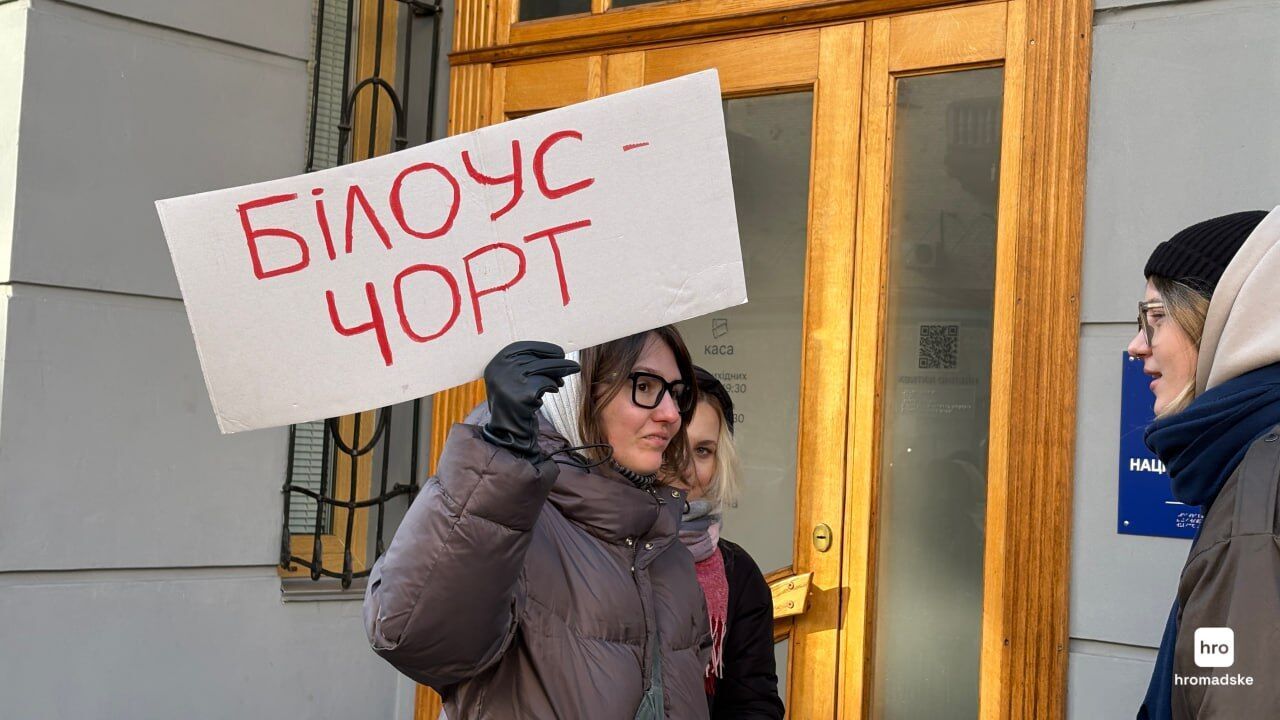 "Ні насиллю": у Києві влаштували акцію із вимогою відсторонити керівника Молодого театру Білоуса. Подробиці, фото та відео