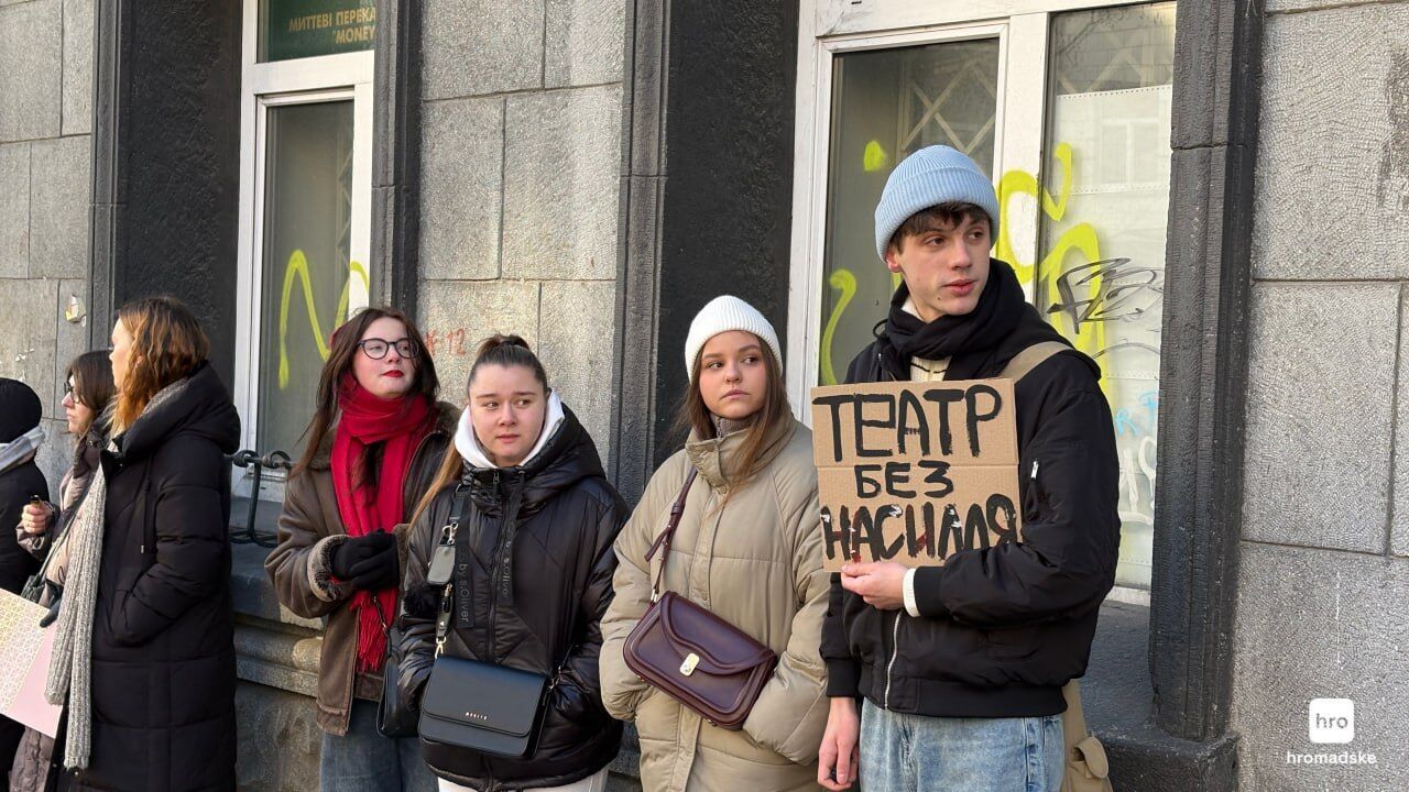 "Ні насиллю": у Києві влаштували акцію із вимогою відсторонити керівника Молодого театру Білоуса. Подробиці, фото та відео
