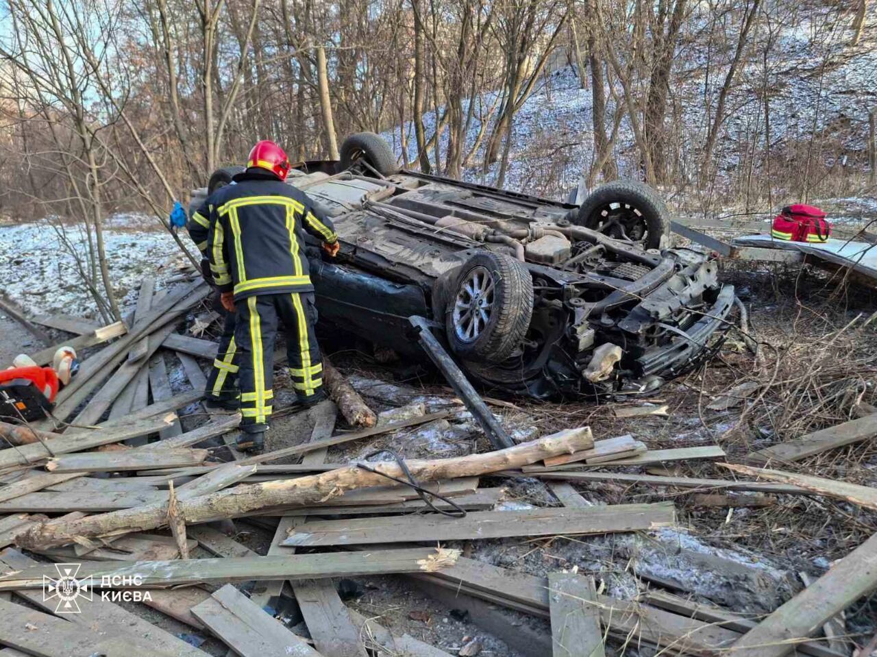 В Киеве легковушка съехала с дороги и перевернулась: из изуродованного авто пострадавших деблокировали спасатели. Фото