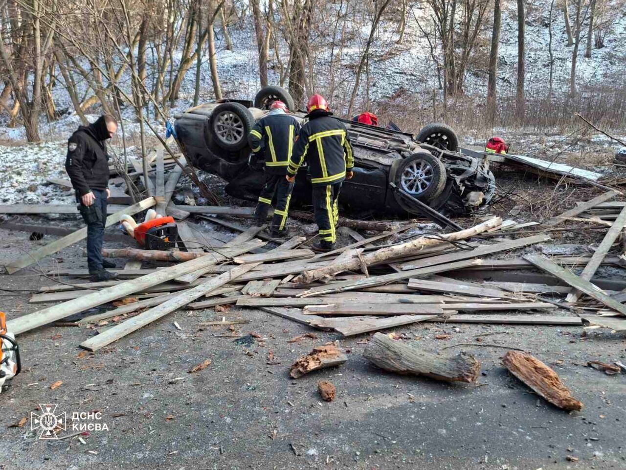 В Киеве легковушка съехала с дороги и перевернулась: из изуродованного авто пострадавших деблокировали спасатели. Фото