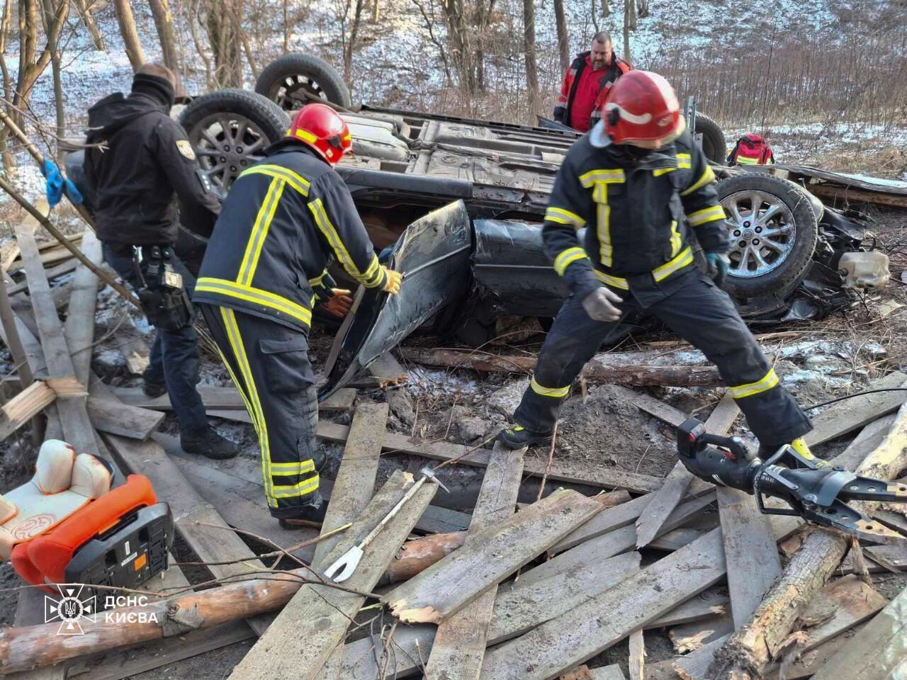 В Киеве легковушка съехала с дороги и перевернулась: из изуродованного авто пострадавших деблокировали спасатели. Фото