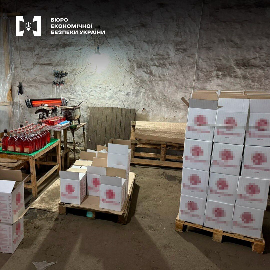 Продукцію ділки розливали у 6-літрові пластикові ємності з етикетками виробника мінеральної води.